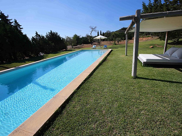 Gran piscina al jardí