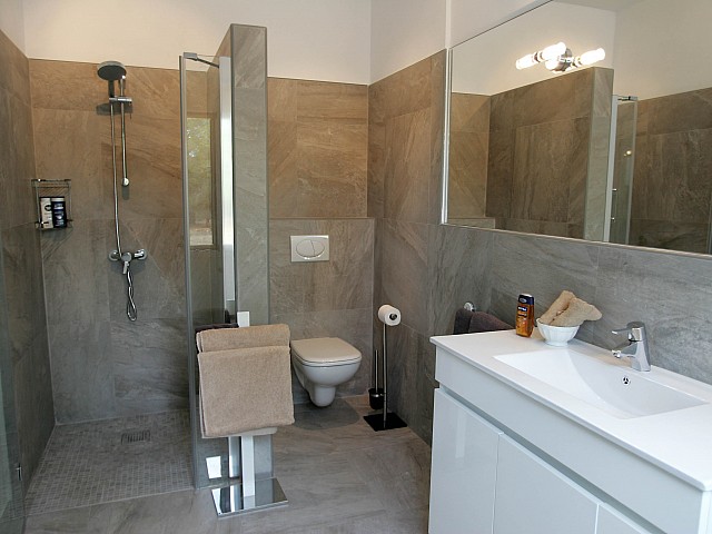Ванная комната виллы в аренду в Кала Жондаль