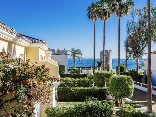 Villa aan het strand te koop Guadalmina Baja, Marbella, Malaga