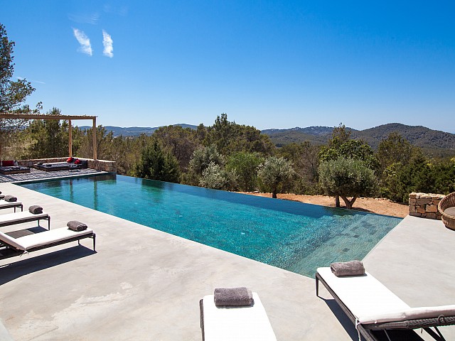 Gran piscina "infinity pool" en la terraza soleada