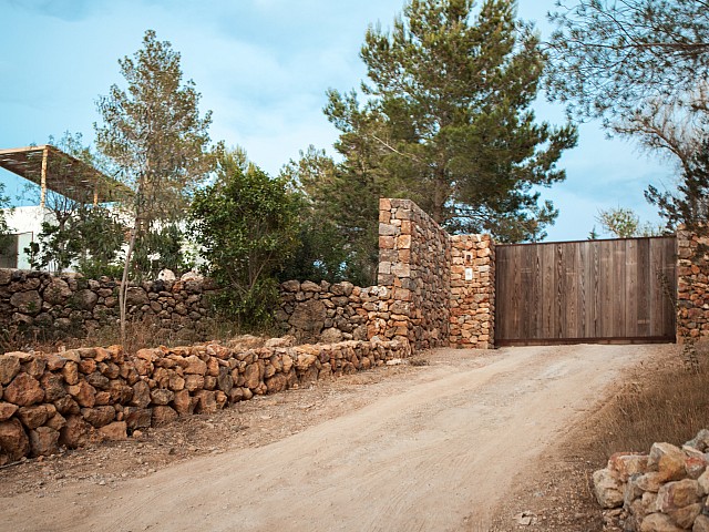 Каменный забор  виллы в аренду на Ибице