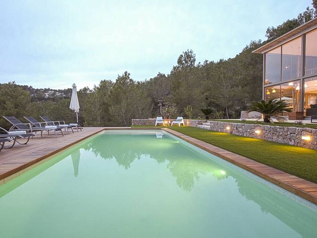 Gran piscina amb hamaques a la zona del jardí
