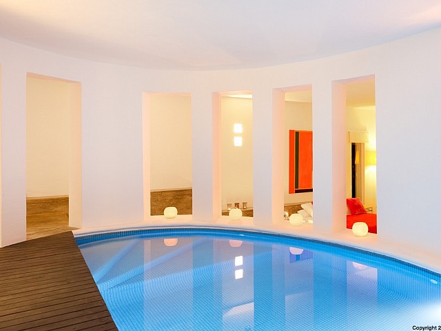 Esplèndida piscina interior privada molt ben il.luminada