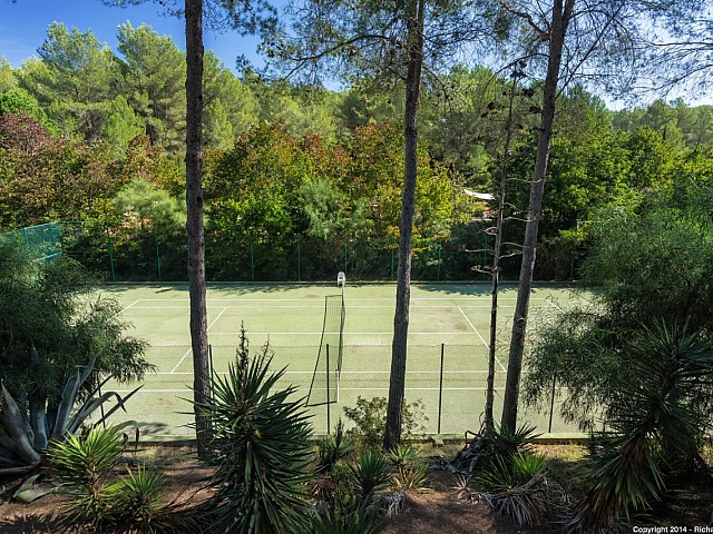 Magnífiques vistes de la pista de tennis