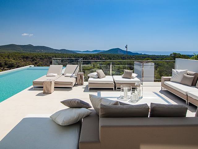 Magnífica terraza junto a la piscina con buenas vistas 