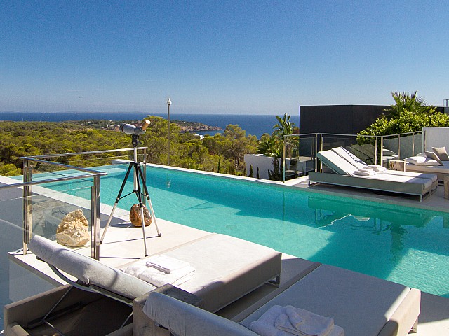 Gran piscina "infinity pool"