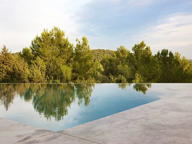 Magnífica piscina desbordant amb vistes al camp