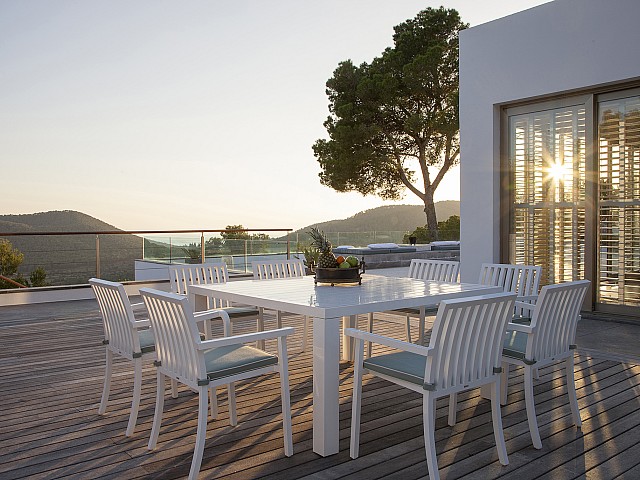 Terraza con comedor exterior