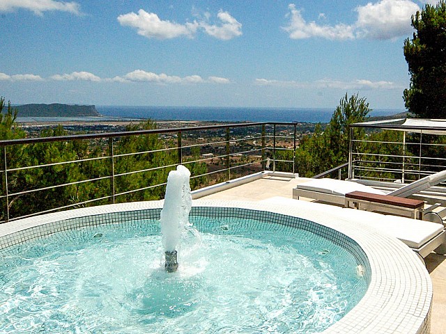 Bonita fuente en la terraza con muy buenas vistas al mar