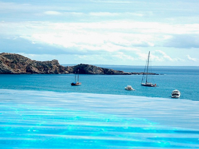 Espléndidas vistas de la piscina "infinity pool" y la playa de Cala Jondal