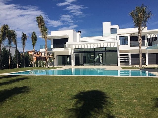 Продается новая строительная вилла в Guadalmina Baja, Марбелья, Малага
