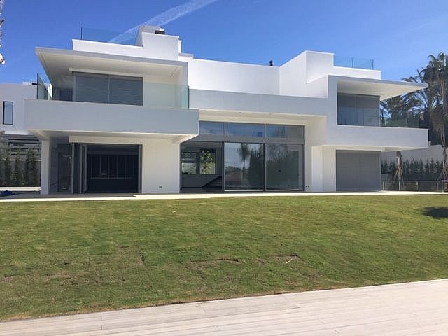 Продается новая строительная вилла в Guadalmina Baja, Марбелья, Малага