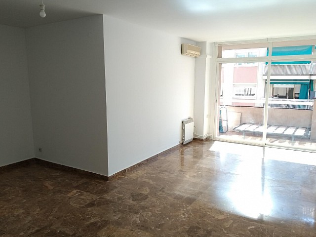 Renovated apartment for rent in La Nova Esquerra de l'Eixample, Barcelona.