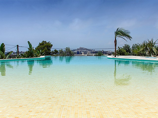 Fantàstica piscina amb molt bones vistes
