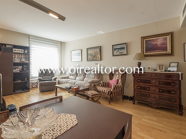 آپارتمان بسیار عالی واقع در Eixample ، در خیابان عابر پیاده.