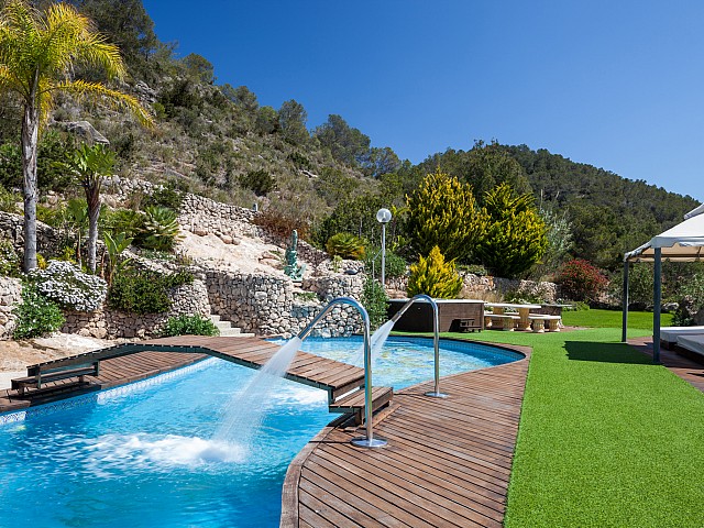 Magnífica piscina en el jardín de la casa