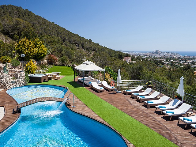 Vistes exteriors de la casa amb la gran piscina