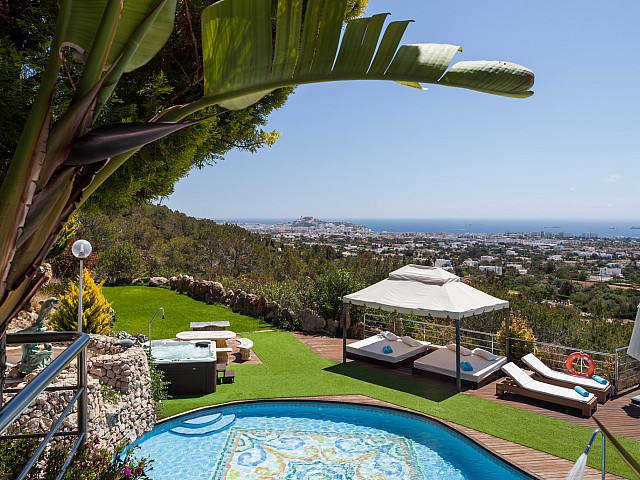 Vistas del jardín con las camas exteriores y unas vistas espléndidas al mar