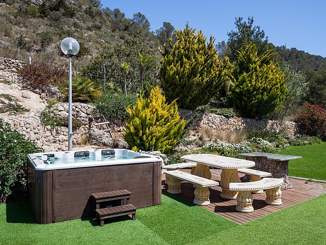 Fabuloso jacuzzi exterior junto a la piscina