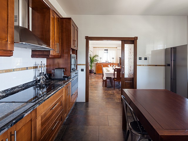 Vistas interiores de la cocina con acceso al comedor