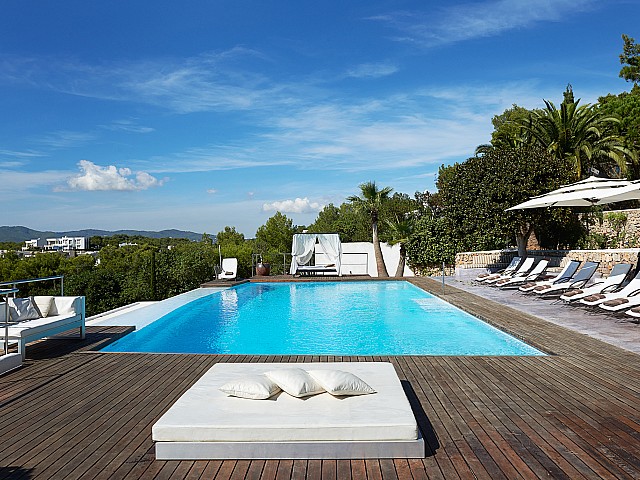 Magnífica piscina rodeada de hamacas