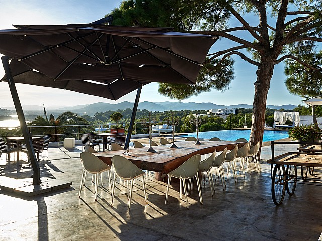 Comedor de verano amplio y soleado