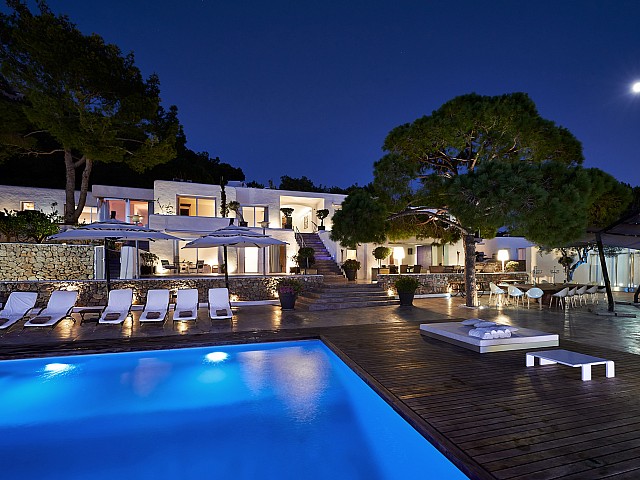 Vistas exteriores de la casa con la iluminación nocturna