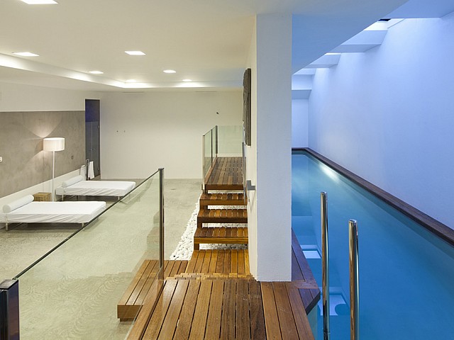 Vistas interiores del dormitorio con acceso a la piscina interior