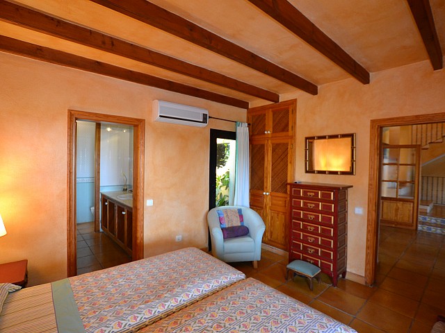 Светлая спальня дома в аренду в Кала Ваделья