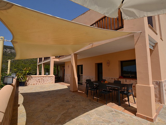 Солнечная терраса дома в аренду в Кала Ваделья
