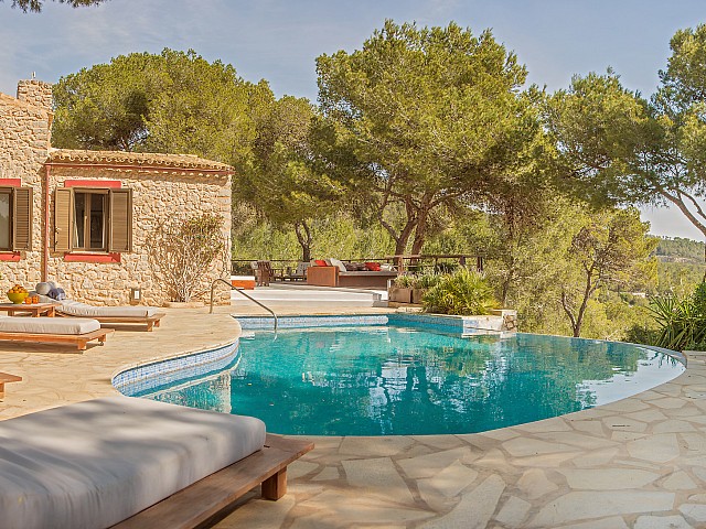 Vistes exteriors de la casa amb la gran piscina