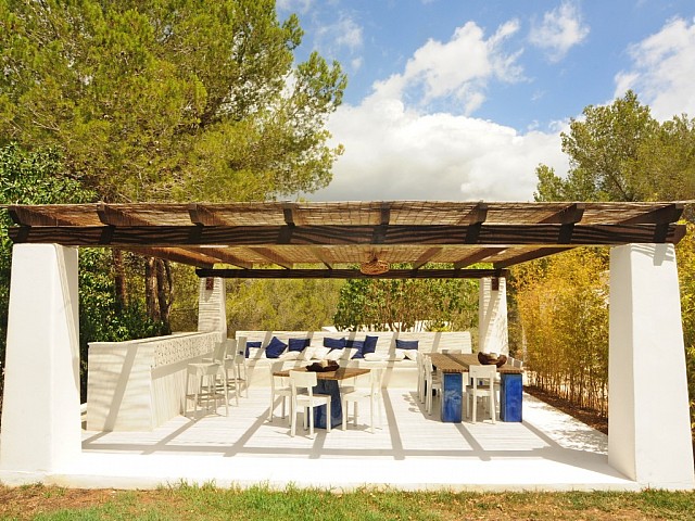 Comedor de verano amplio y soleado