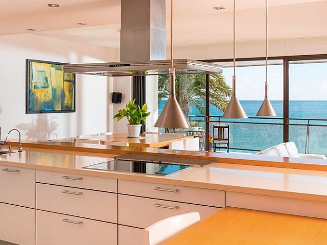 ENORME APARTAMENTO PARA VENDA NA PRIMEIRA LINHA DO MAR DE 186m²