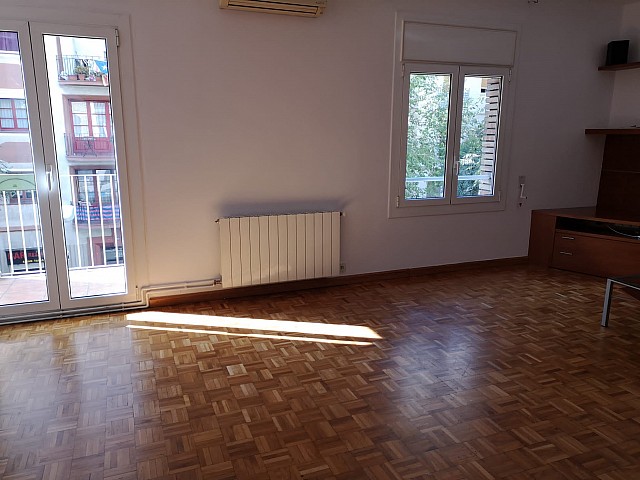 Oportunidade de alugar um apartamento exterior muito bem localizado no Camp de L'Arpa
