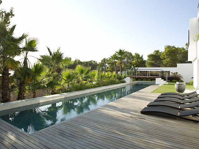 Fantastische minimalistische Villa in der Nähe von Cala Salada im Westen von Ibiza zu vermieten