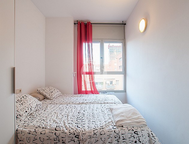 Светлая спальня  квартиры на продажу в Побленоу  