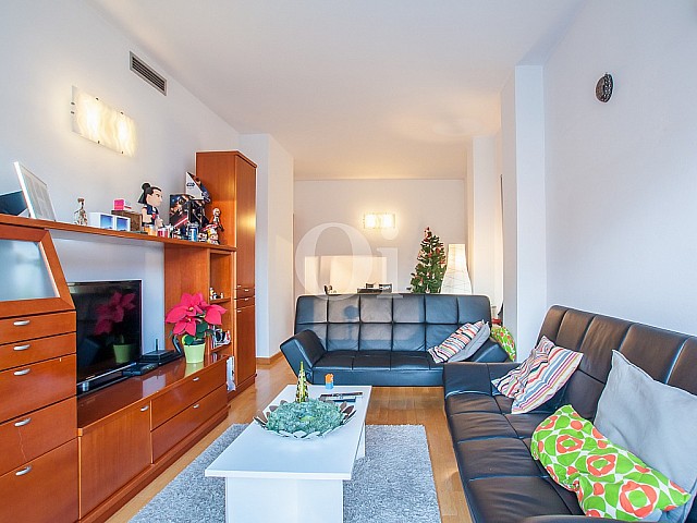 Солнечная гостиная квартиры на продажу в Побленоу
