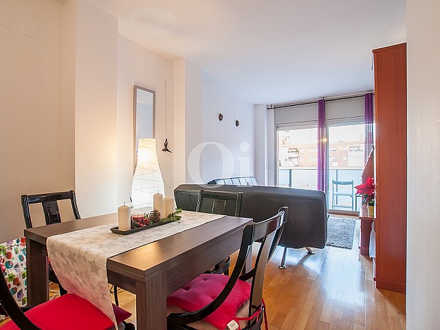 Semi-nieuw exterieur appartement te koop, ideaal gelegen aan de levendige Rambla de Poblenou