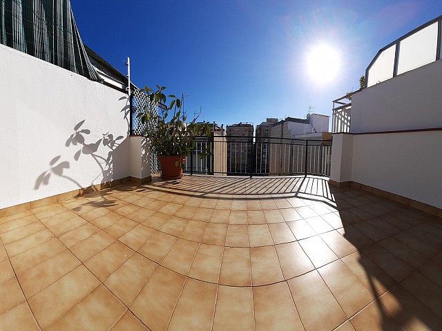 Attico luminoso con terrazzo nel centro di Premia de Mar