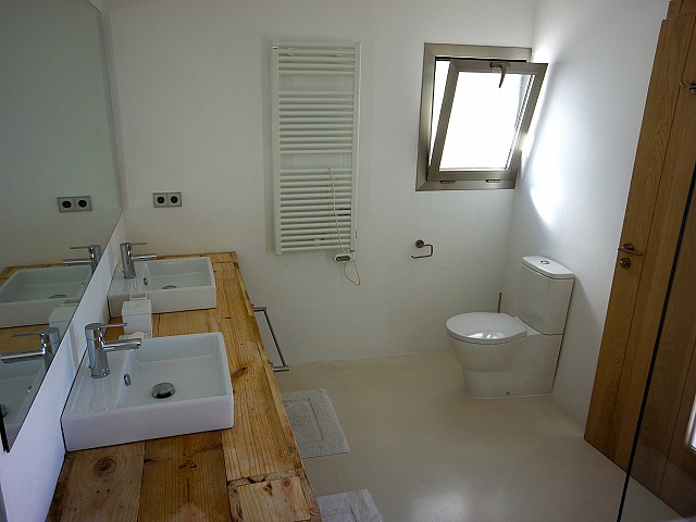 Ванная комната виллы рядом с Кала Моли