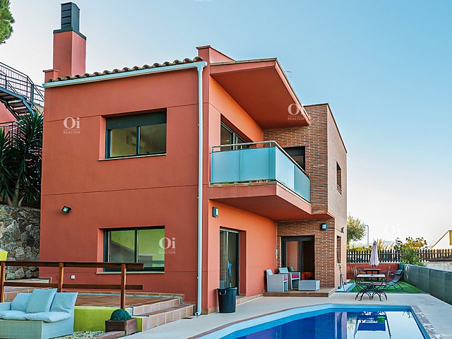 Magnificent house for sale in Santa Cristina with mountain views.