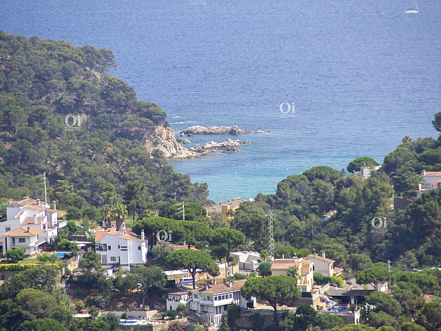 Espectacular propietat de 1600 m2 al costat amb una Casa amb magnífiques vistes a la mar i la muntanya !!