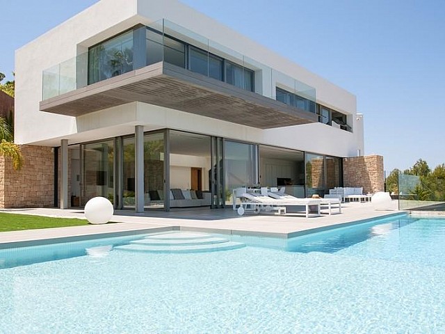 Indrukwekkende minimalistische villa te koop in Cala Molí, Ibiza