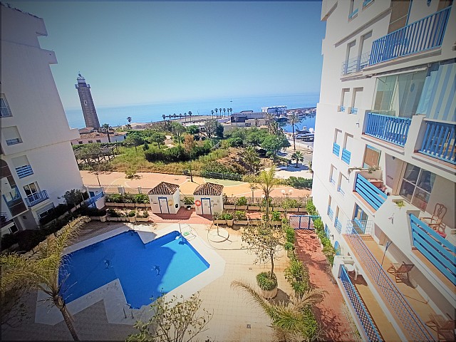 Estupendo apartamento con vistas al mar y al puerto deportivo en Estepona, Málaga 