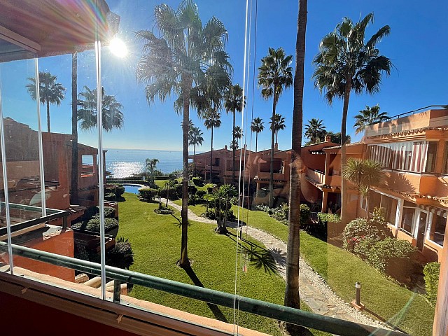 Fabuloso apartamento en venta en primera linea de playa. Estepona