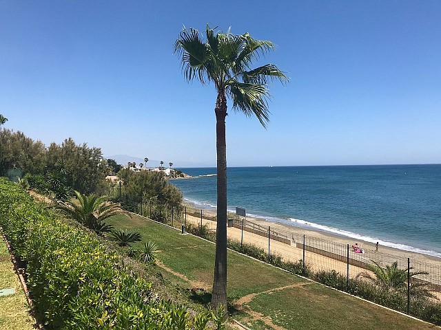 Fabuloso apartamento en venta en primera linea de playa. Estepona