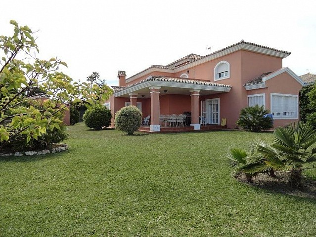 Onafhankelijke villa van 1800 m2 met uitzicht op zee. Urb Don Pedro. Estepona