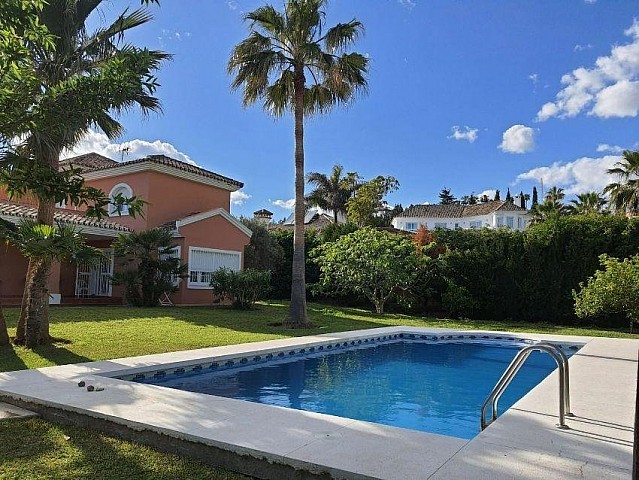Fabulosa Villa Independiente con vistas al mar en venta en Don Pedro, Estepona. Málaga