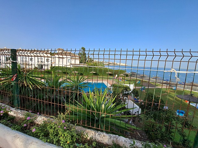 Apartamento en venta en primera línea de playa en la Urb. Bahía de Estepona. Málaga 