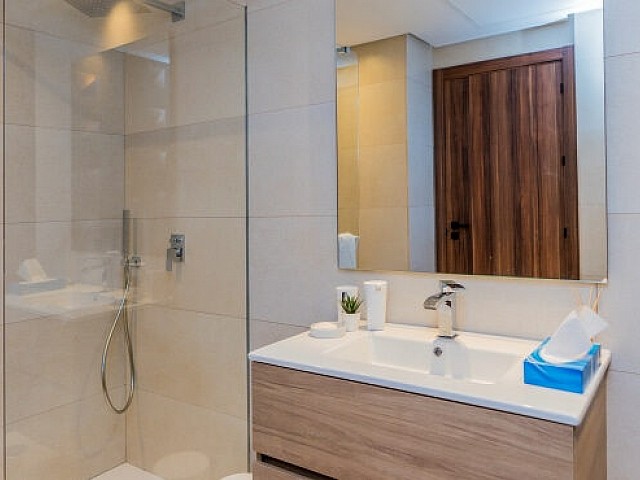 B8 Marbella Lake apartments Nueva Andalucia bathroom Jul 22 880x370